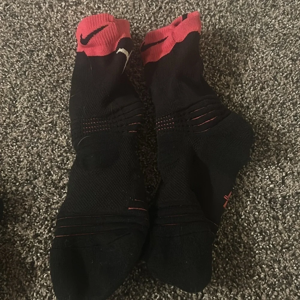 Four pairs f basketball socks